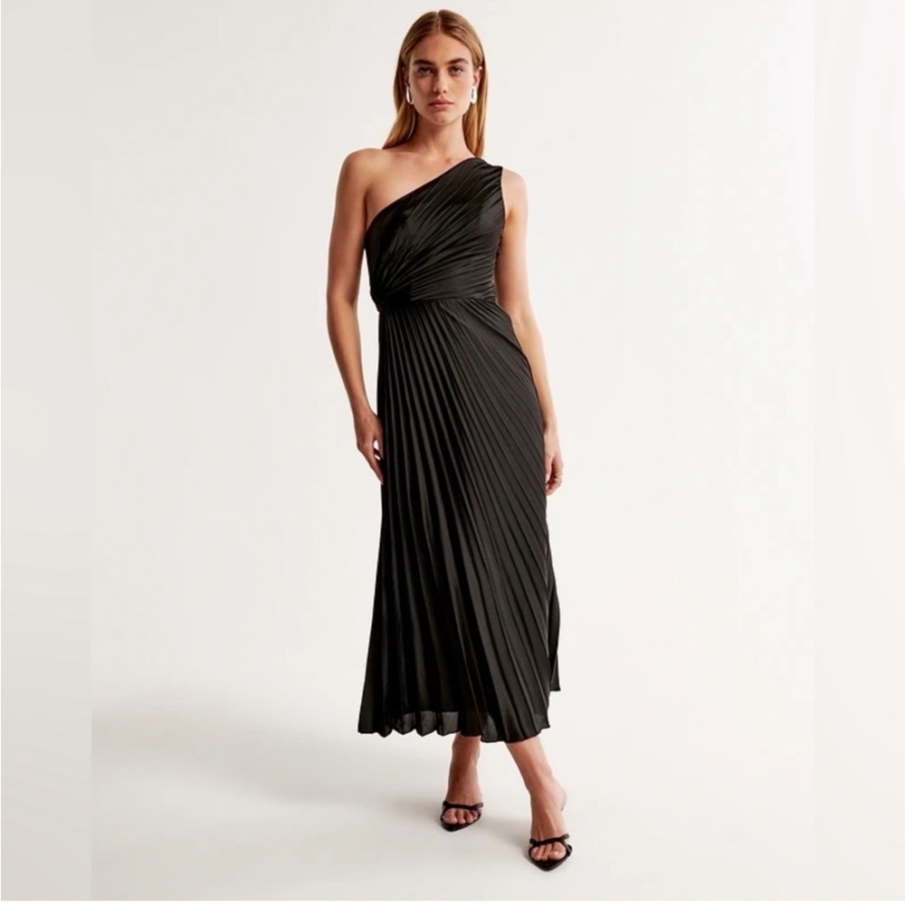 A&F Giselle One-Shoulder Black Pleated Maxi Dress